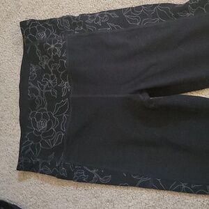 Black leggings with floral detail and pockets